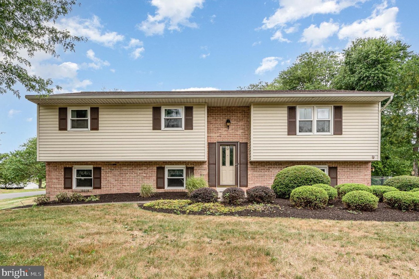 19 Mondale Cir, Hummelstown, PA 17036