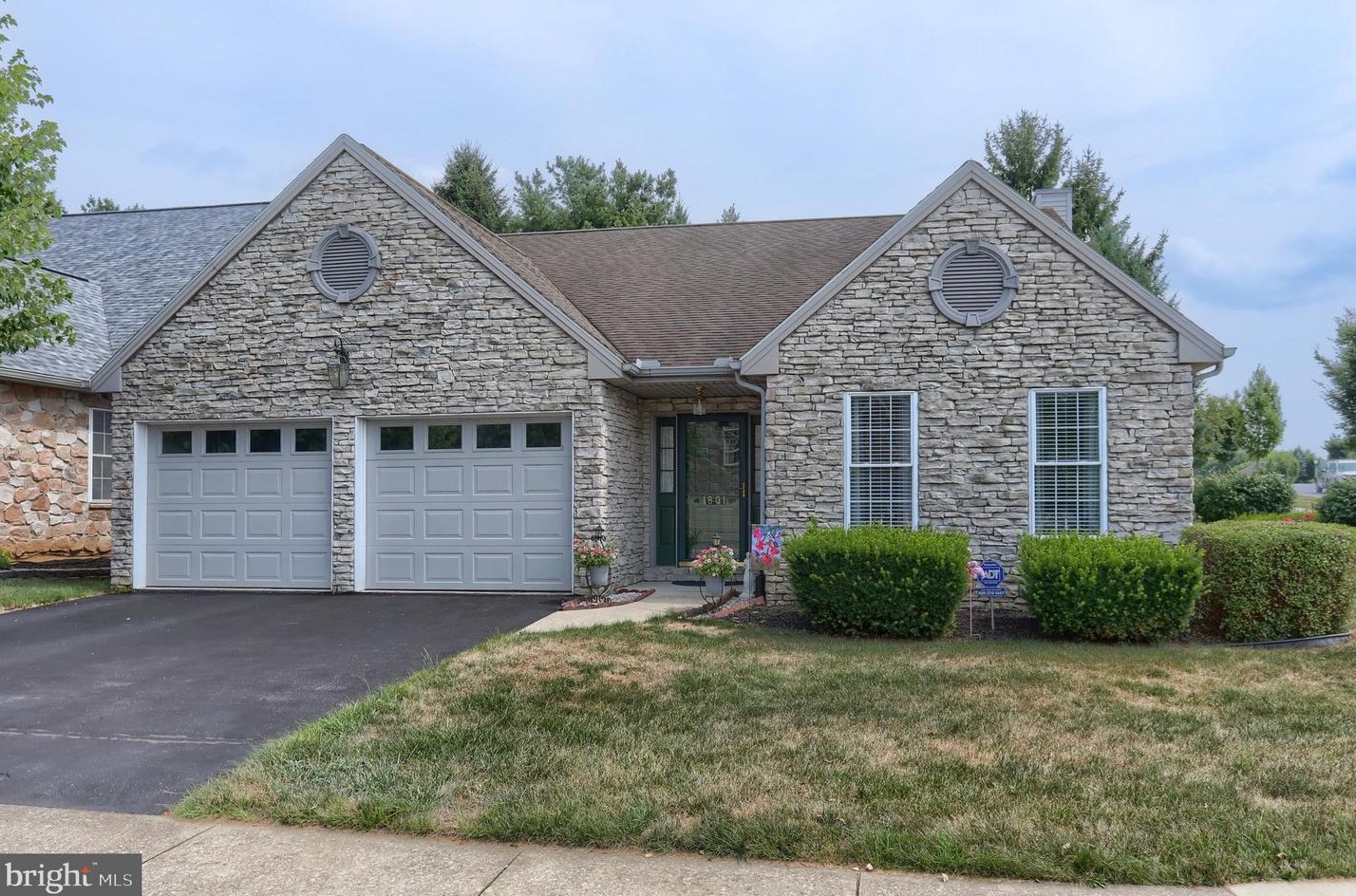 1801 Meadow Ridge Dr, Hummelstown, PA 17036