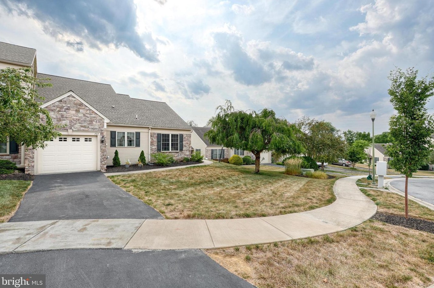 727 Creekside Dr, Hummelstown, PA 17036