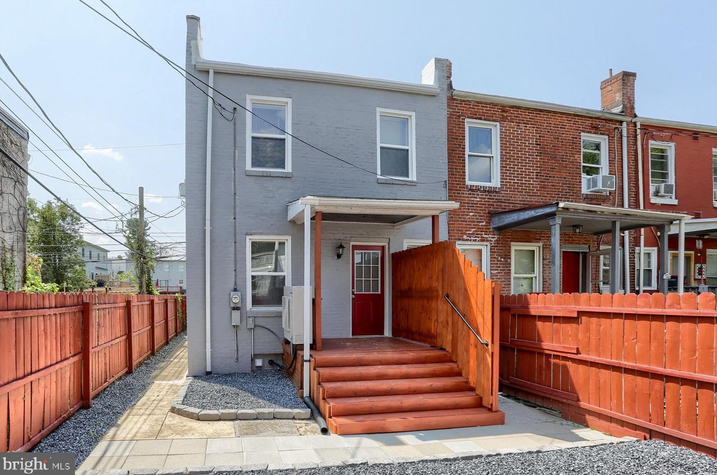 2305 Penn St, Harrisburg PA  17110-1046 exterior