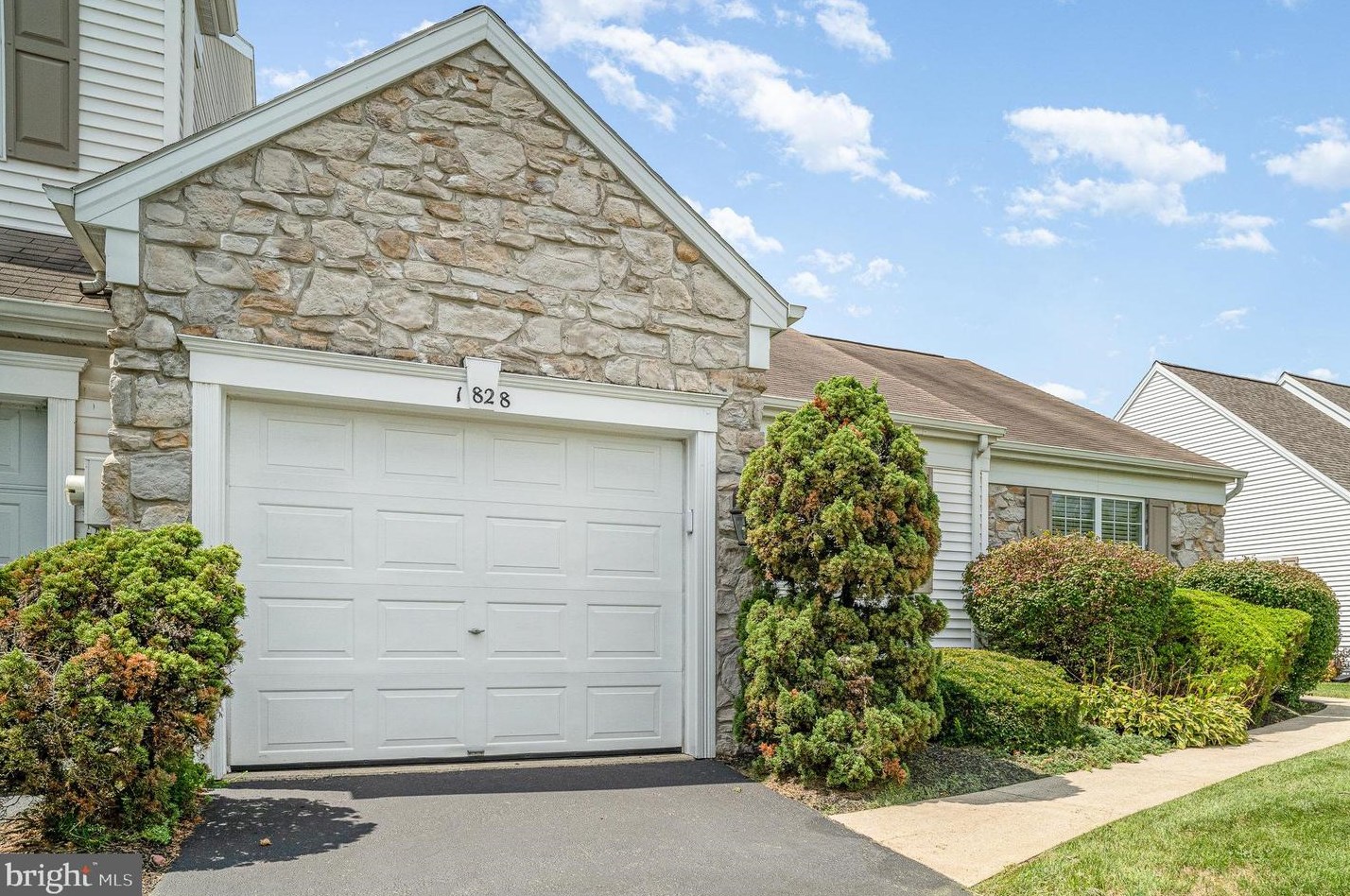 1828 Deer Run Dr, Hummelstown, PA 17036