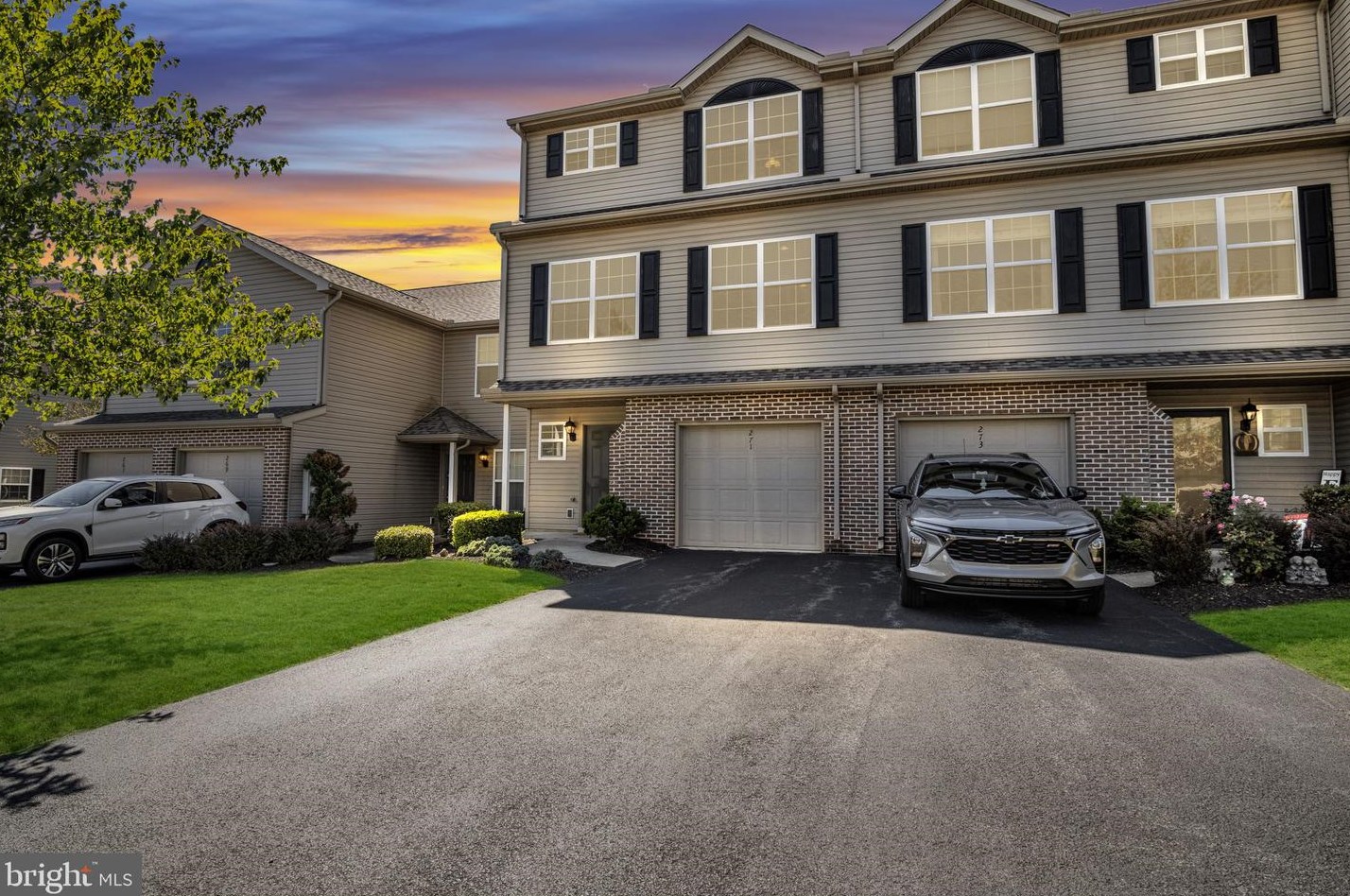 271 Thrush Dr, Hummelstown, PA 17036