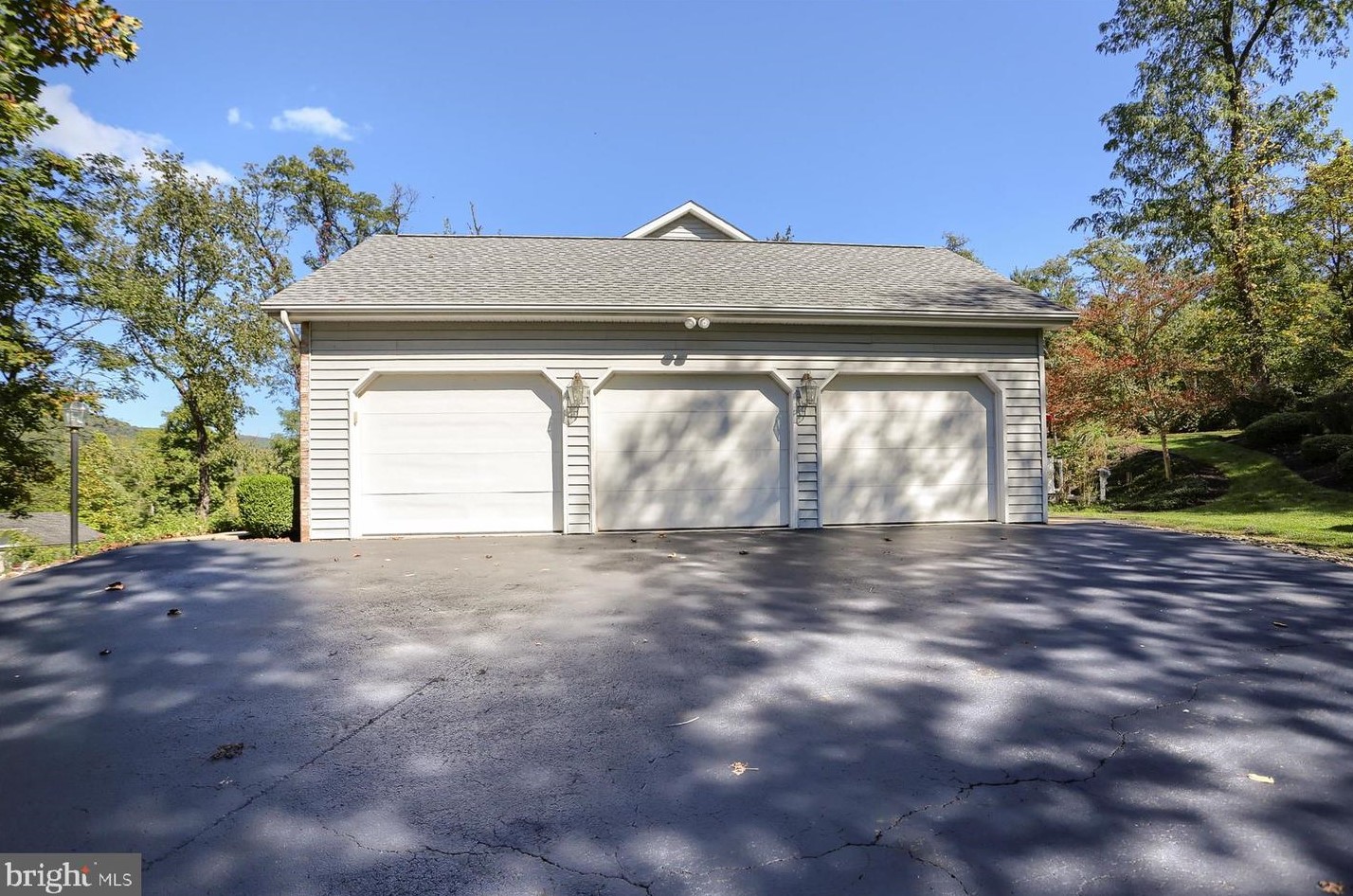 1521 Greening Ln, Harrisburg, PA 17110