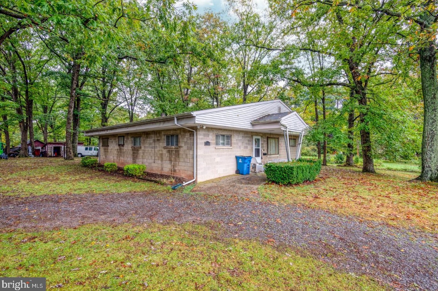 1560 W Valley Ln, Harrisburg, PA 17112