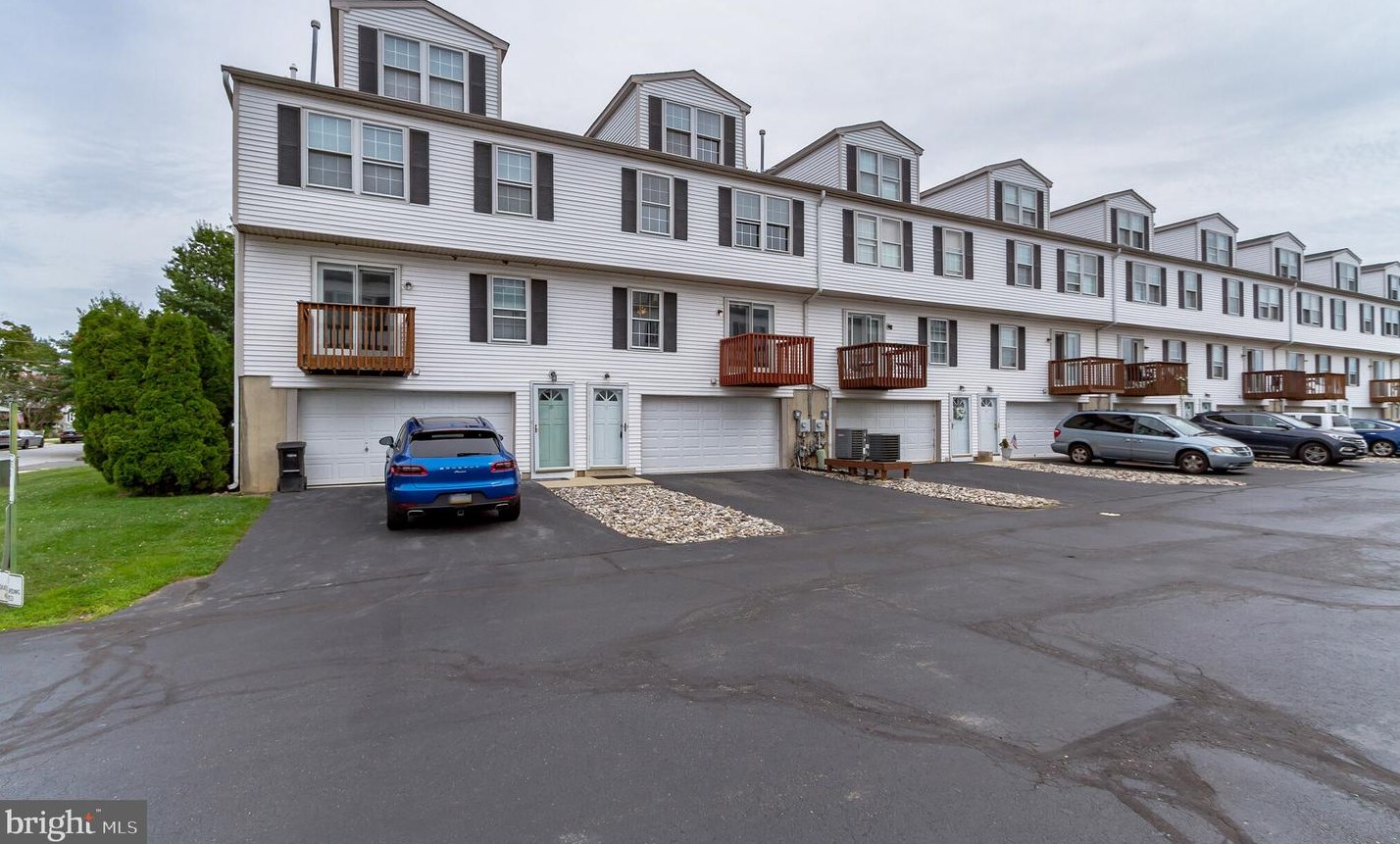 17 Riverwatch Ct, Tinicum Township, PA 19029