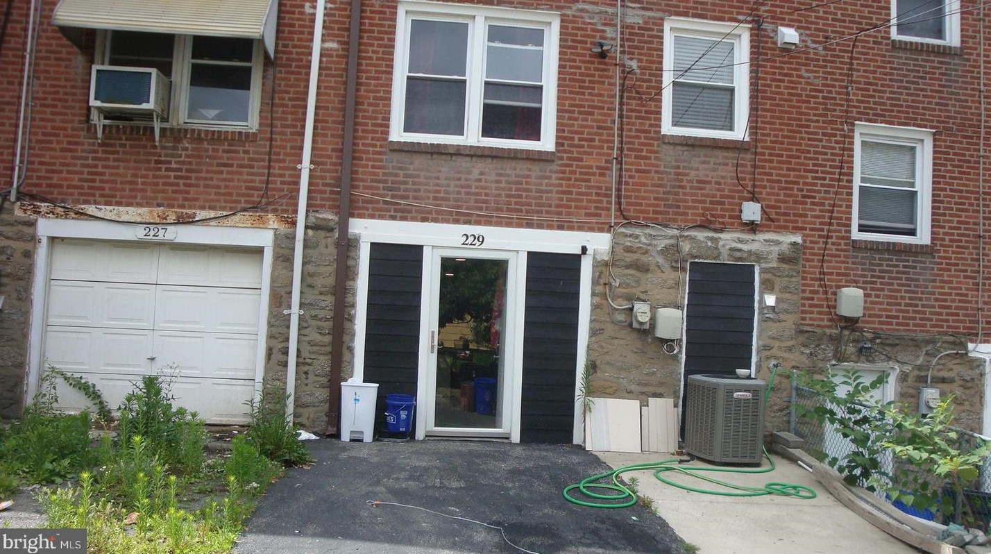229 Cedar Ln, Upper Darby PA  19082-1321 exterior