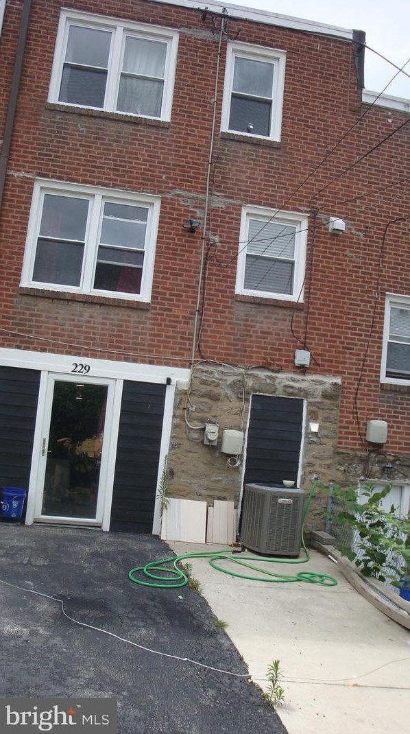 229 N Cedar Ln, Upper Darby, PA 19082
