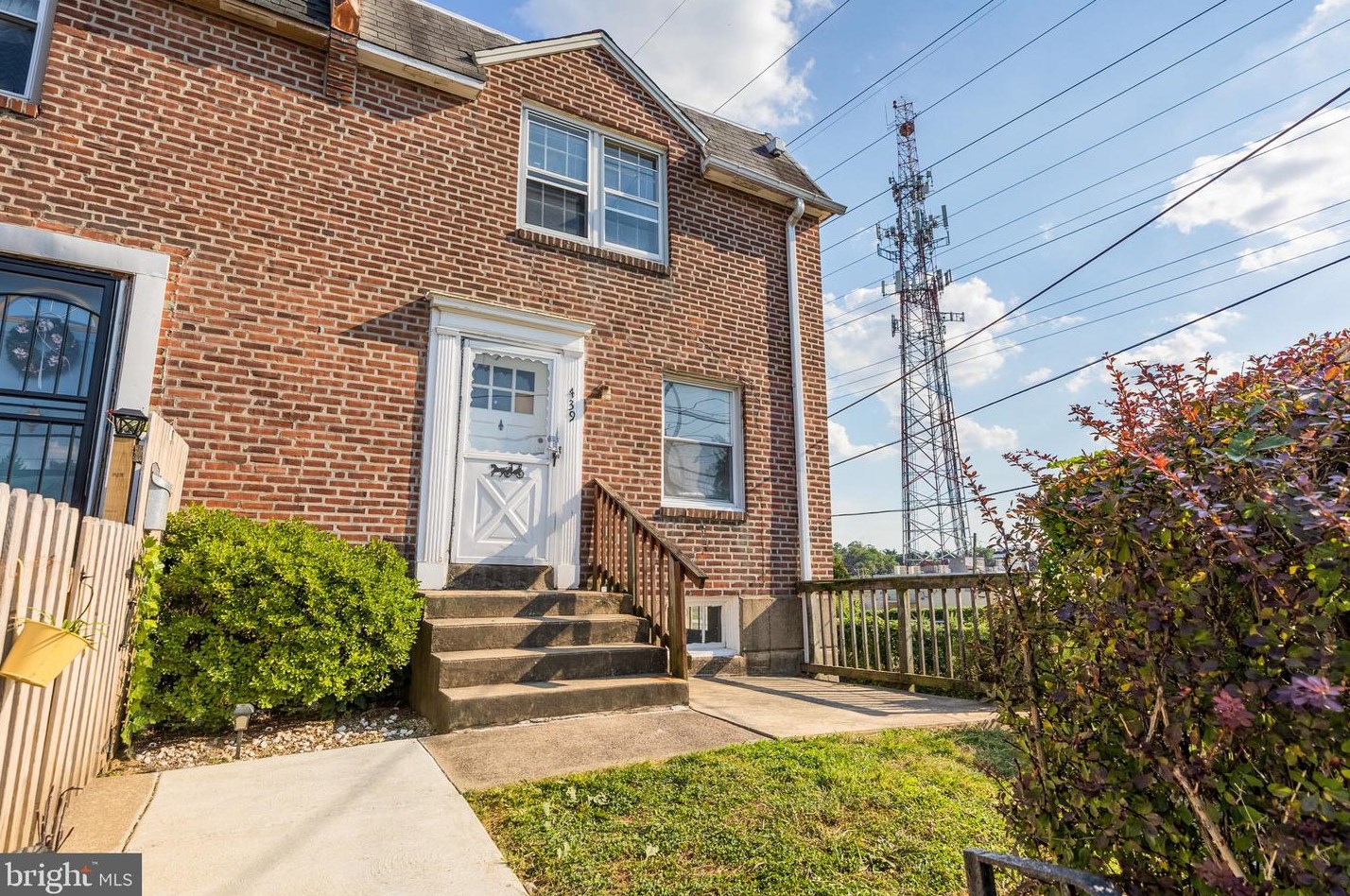 439 Cedar Ln, Upper Darby, PA 19082-2830