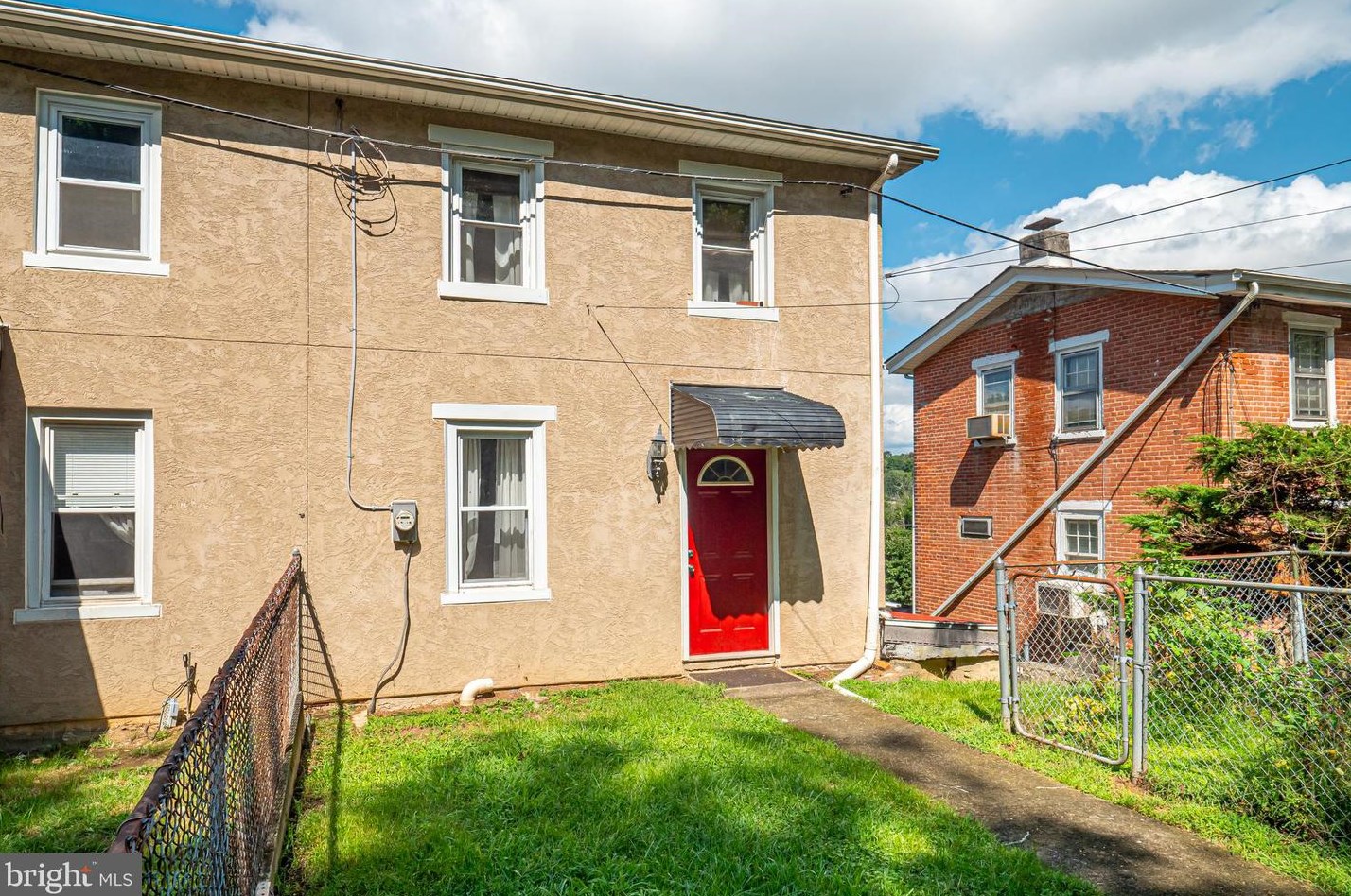 6 Diamond St, Chester, PA 19014