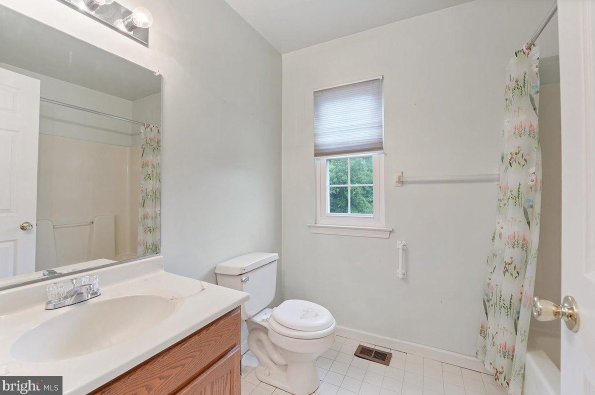 147 Knollwood Ct, Chester PA  19014-1260 exterior