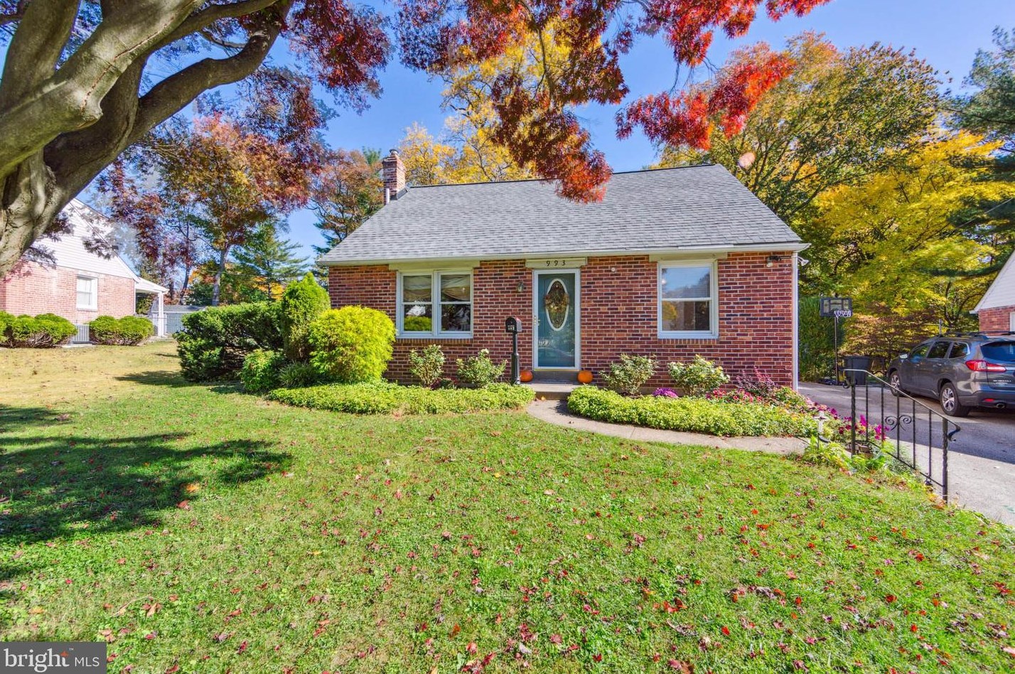 993 Greenbriar Ln, Coal Township, PA 19064