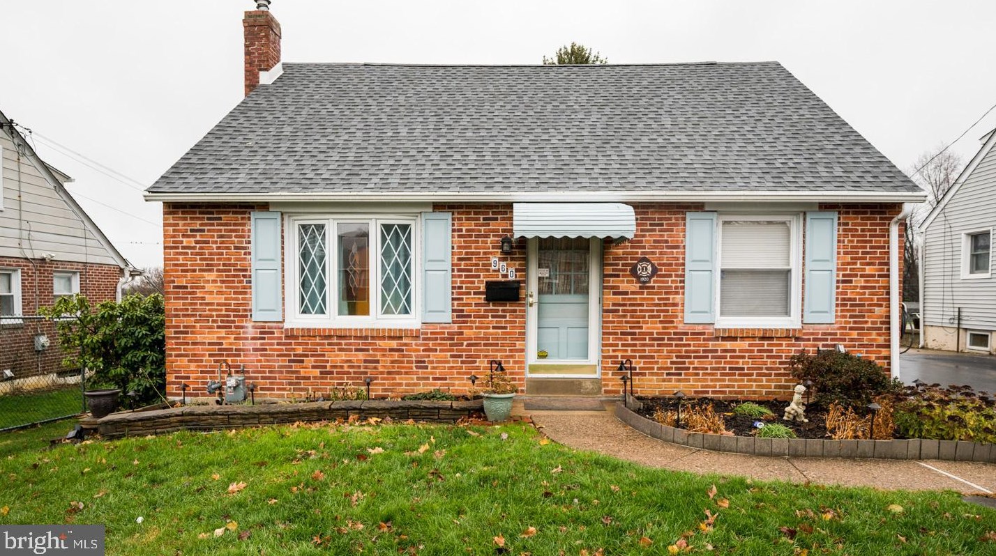 960 Greenbriar Ln, Coal Township, PA 19064