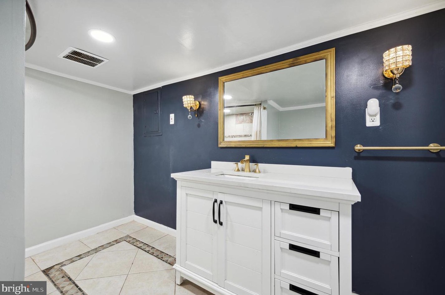 30 State Rd, Upper Darby PA 19082-1610 exterior