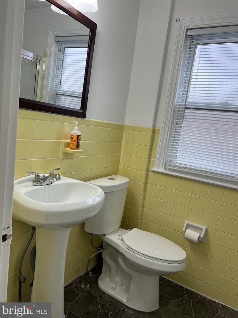 2240 Manor Ave, Upper Darby PA  19082-5414 exterior