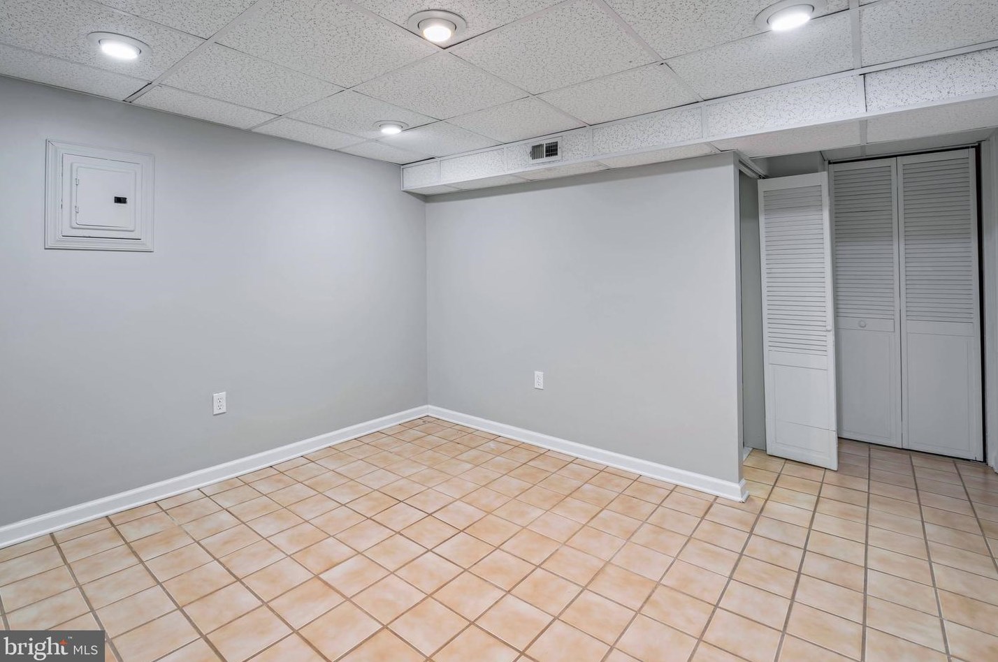 141 Knollwood Ct, Chester PA  19014-1260 exterior