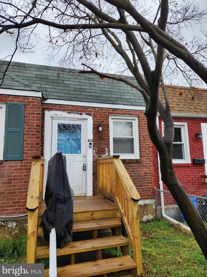 923 Barker Rd, Sharon Hill, PA 19079