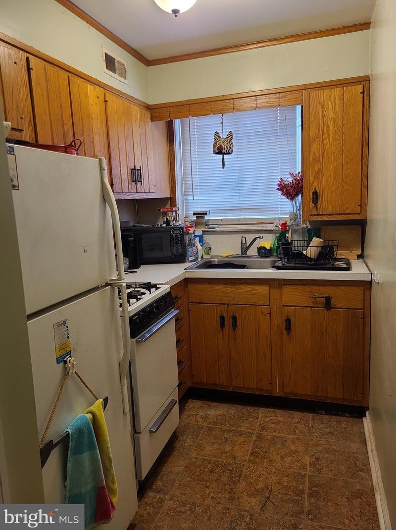 328 Springton Rd, Upper Darby PA  19082-4616 exterior