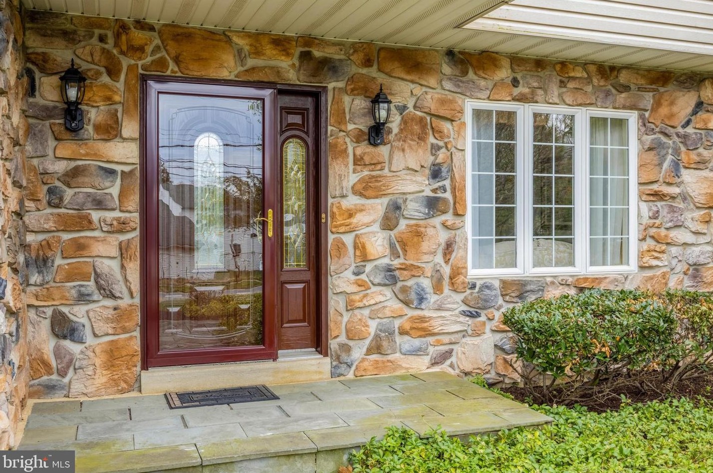 164 W Thompson Ave, Coal Township, PA 19064