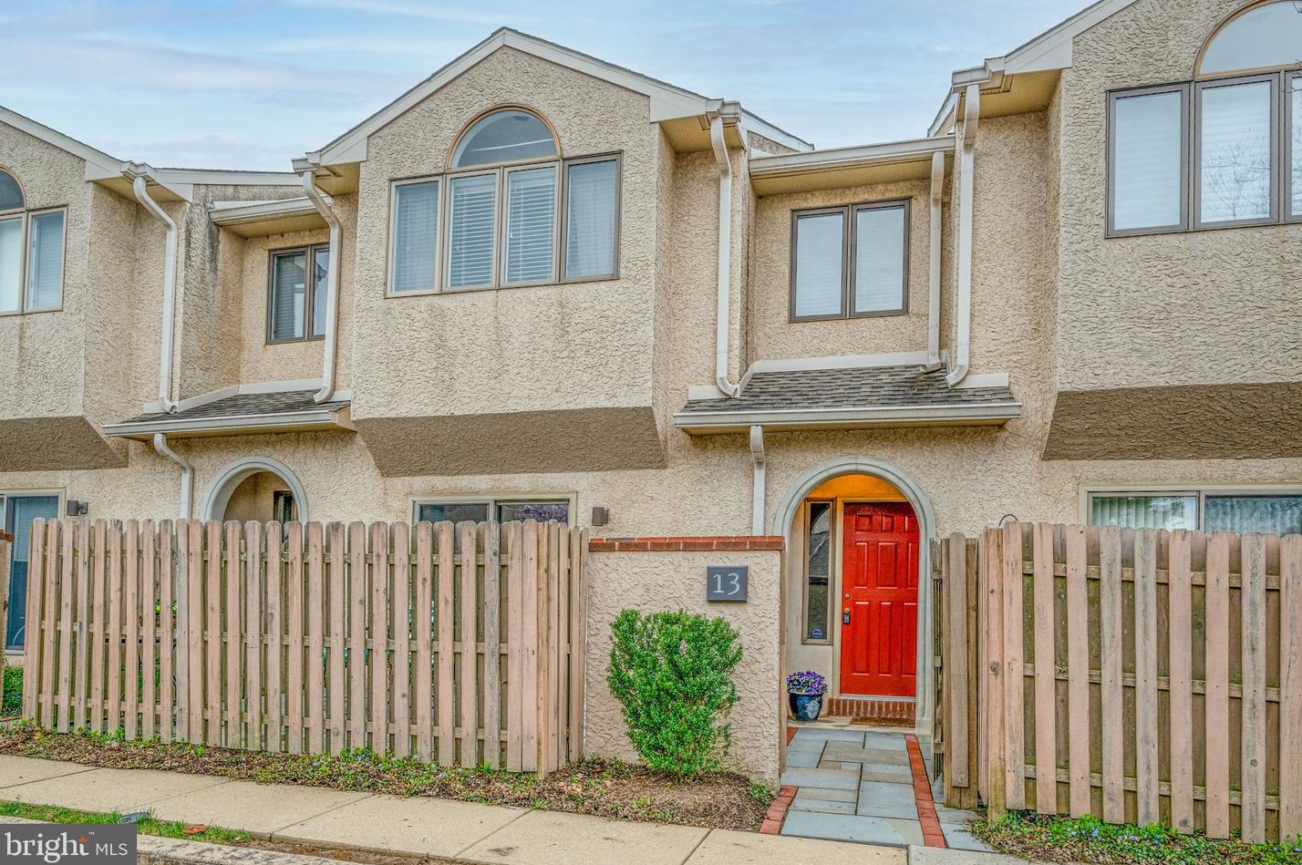 13 Greythorne Woods Cir, Wayne, PA 19087