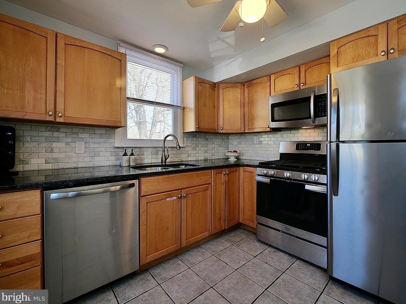 401 Garden Ln, Chester PA  19014-2018 exterior