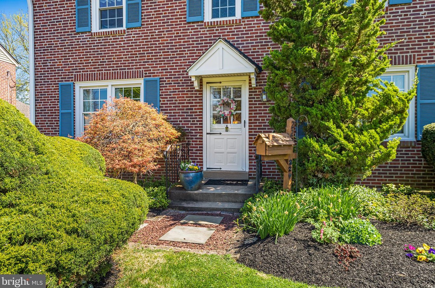 229 Indian Rock Dr, Coal Township, PA 19064