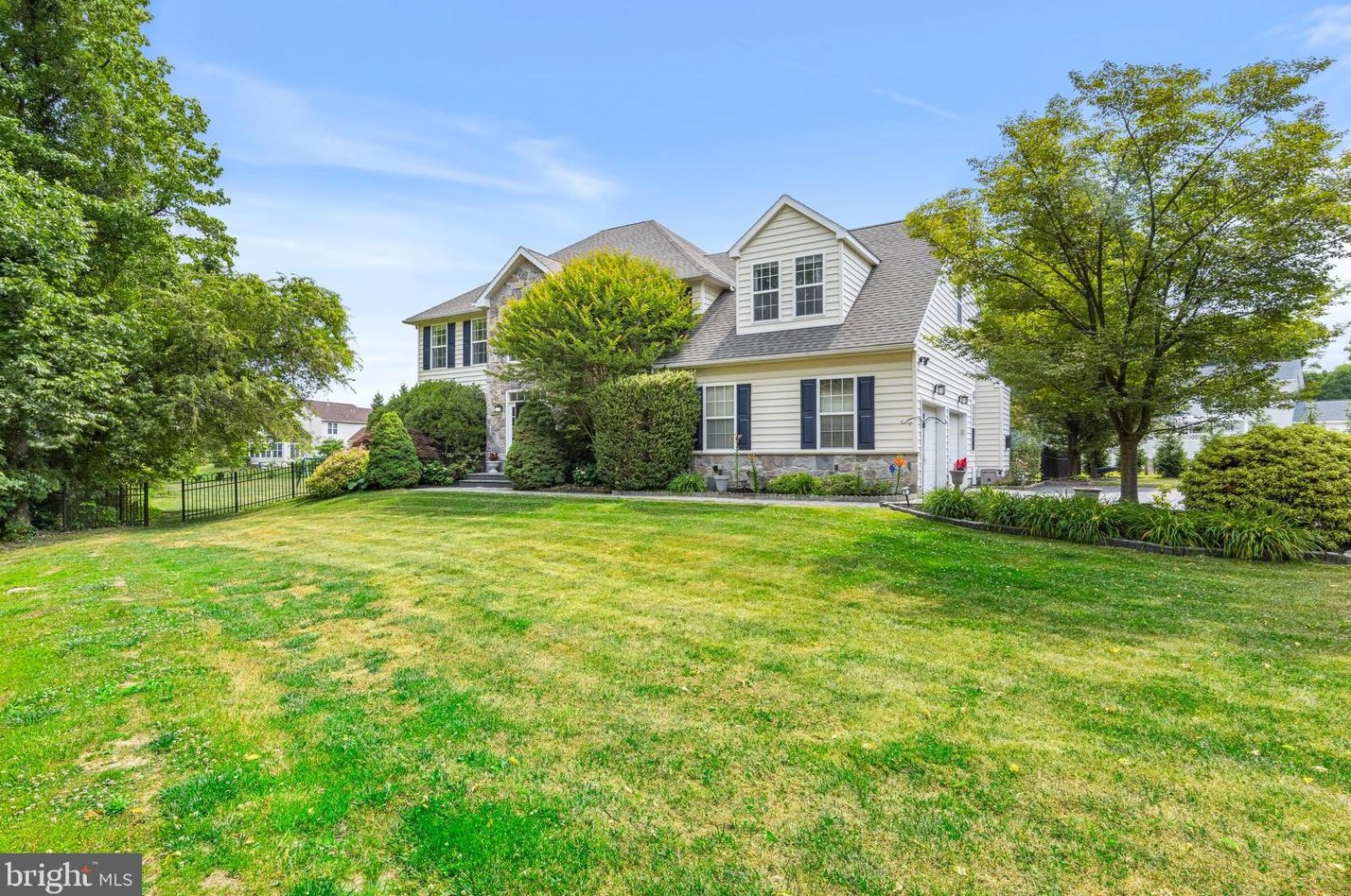 3692 Taylor Dr, Boothwyn, PA 19060