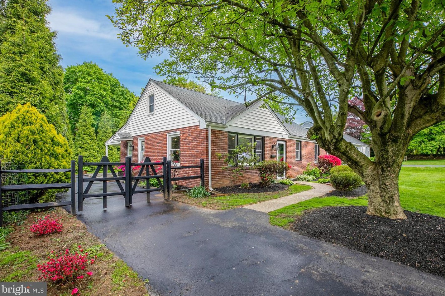 28 Longwood Dr, Wayne, PA 19087