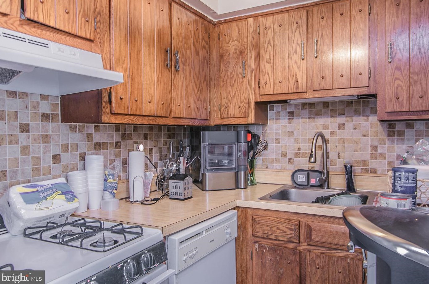 21 Thomas Rd, Chester, PA 19014-1750