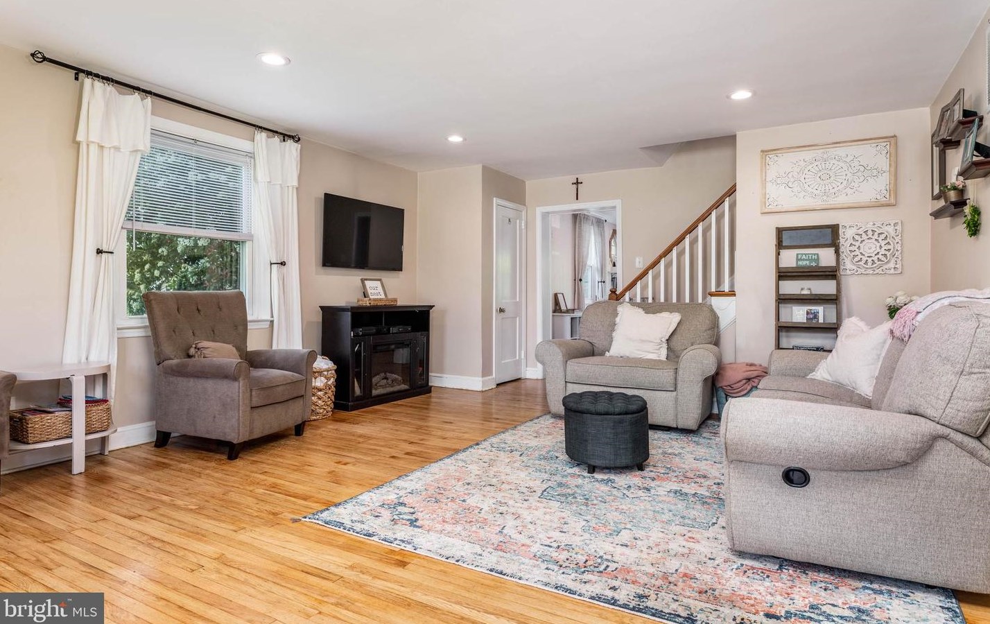 526 Springview Ln, Coal Township, PA 19064