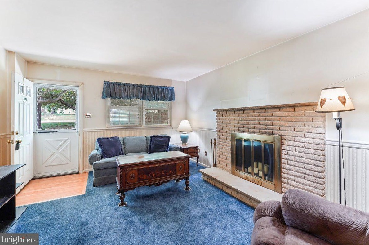 1320 Rolling Glen Dr, Boothwyn, PA 19061