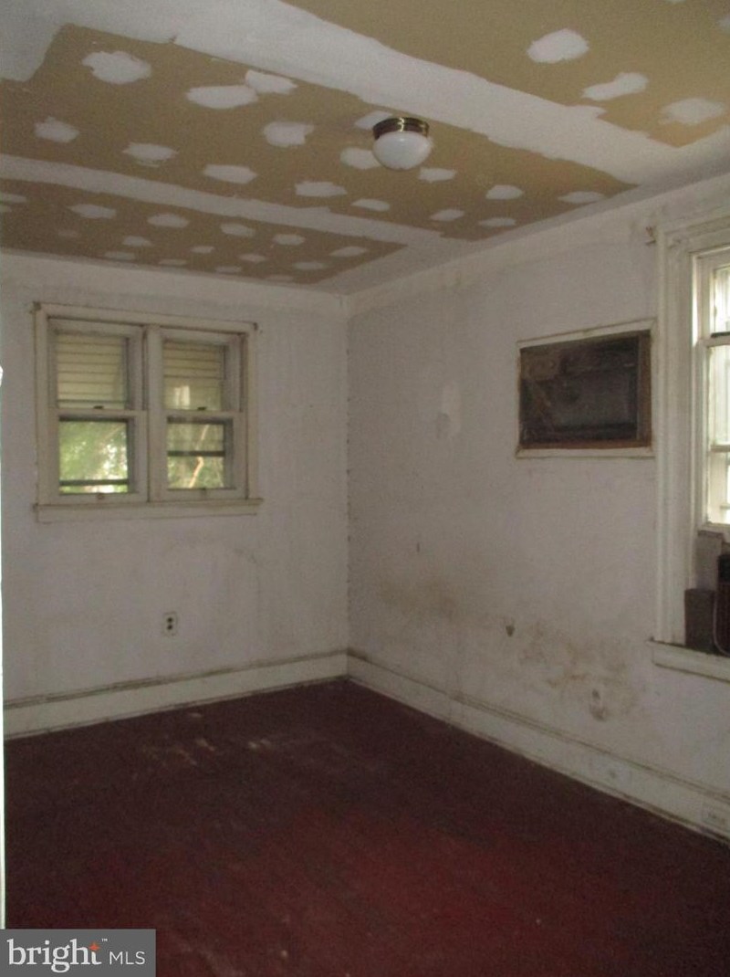 1144 Walnut St, Chester PA 19013-6135 exterior