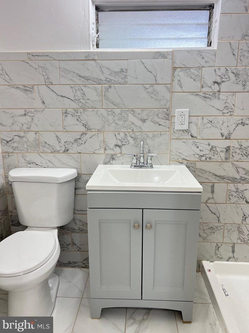 512 Glendale Rd, Upper Darby PA  19082-5019 exterior