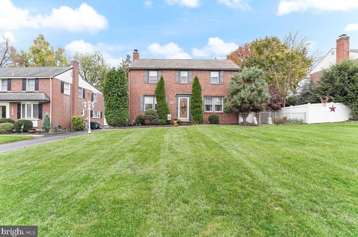 406 Colonial Park Dr, Coal Township, PA 19064