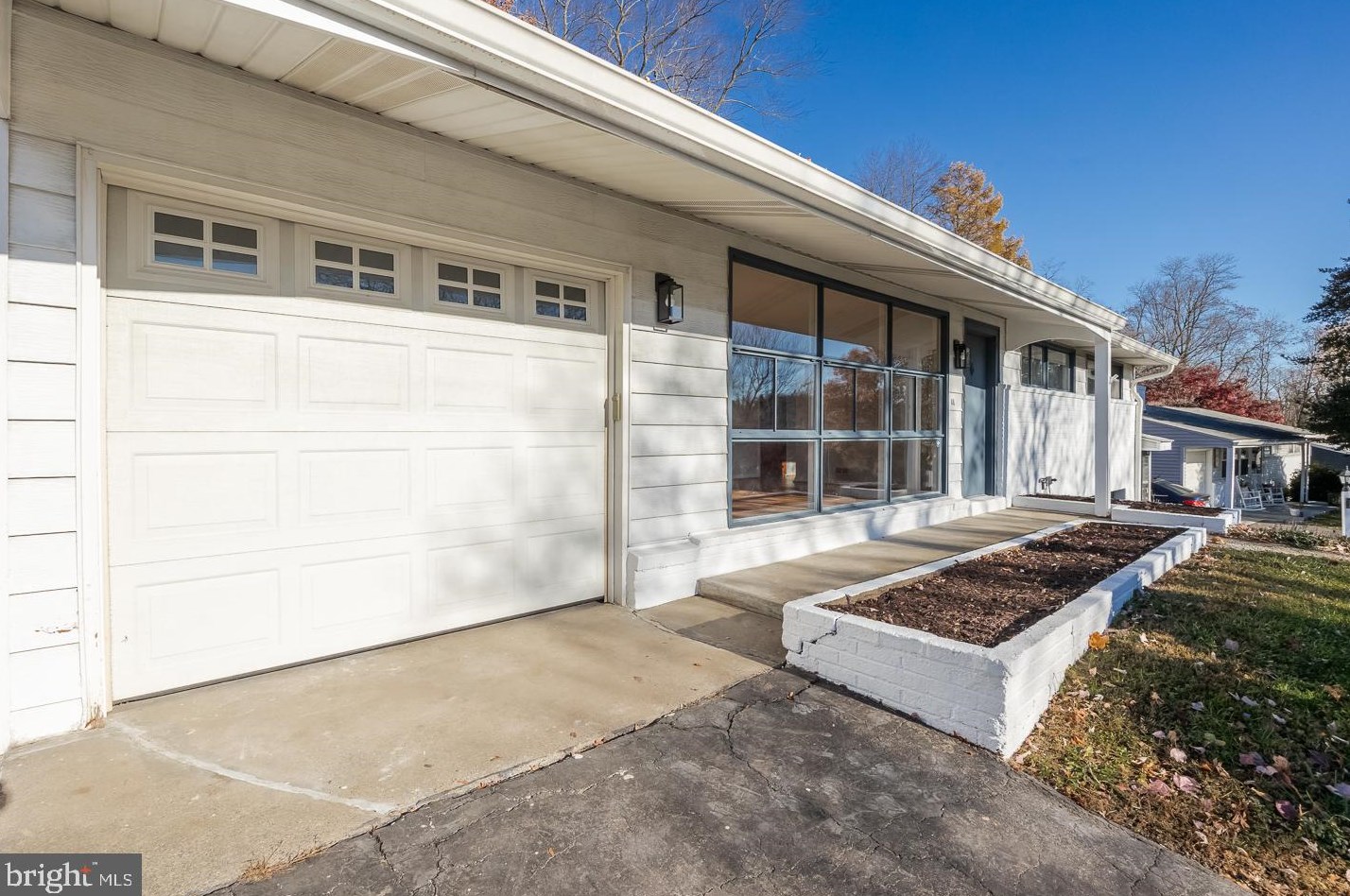 11 Greenbriar Ln, Newtown Square, PA 19073