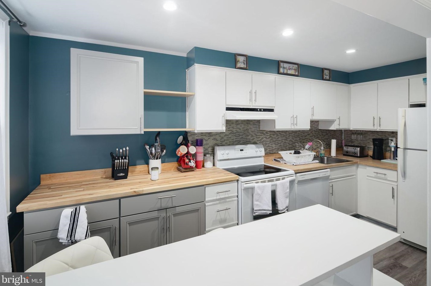 220 Academy Ave, Manor PA  19036-1713 exterior