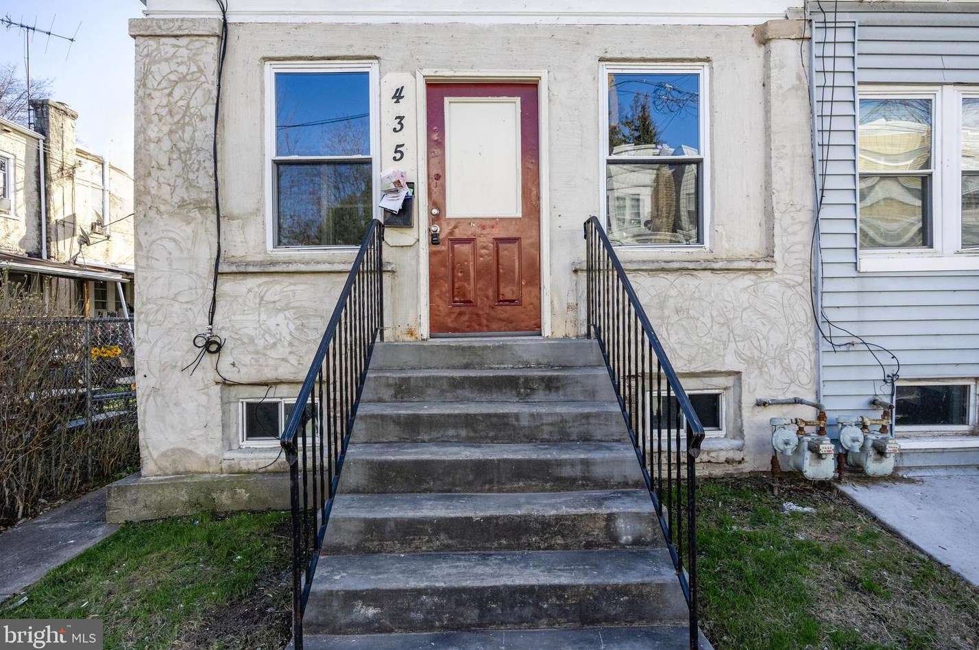 435 Bickley Pl, Chester, PA 19013-5914