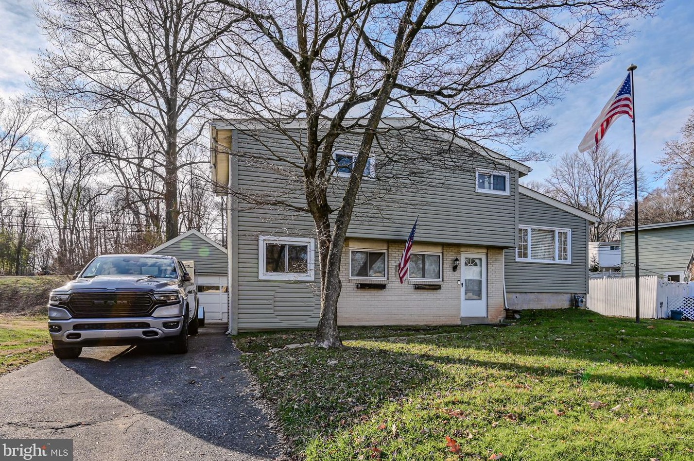 902 Flora Ln, Boothwyn, PA 19061