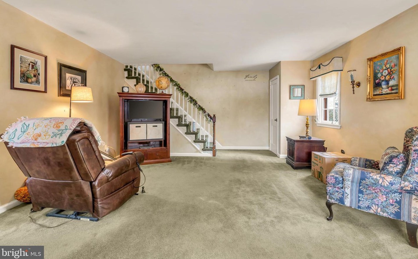 831 Stanbridge Rd, Oakview, PA 19026