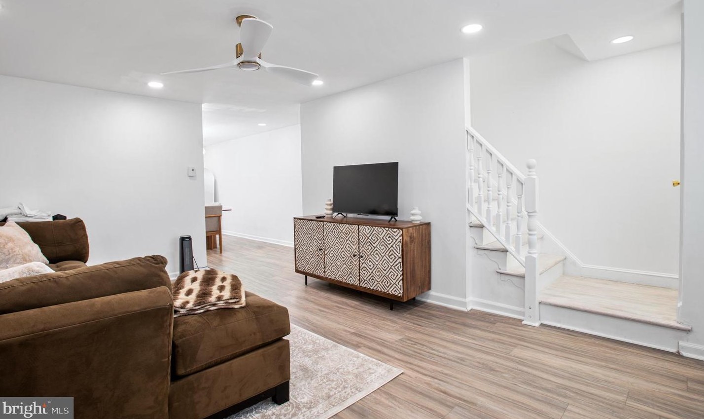 819 Gainsboro Rd, Oakview, PA 19026