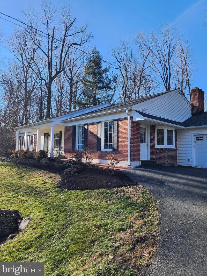 65 Glenview Rd, Glen Mills, PA 19342