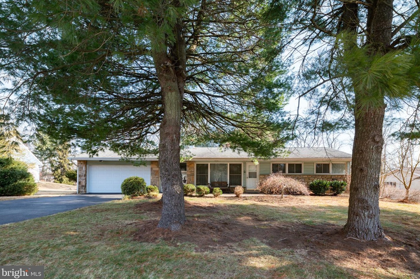 78 War Admiral Ln, Media, PA 19063-5239