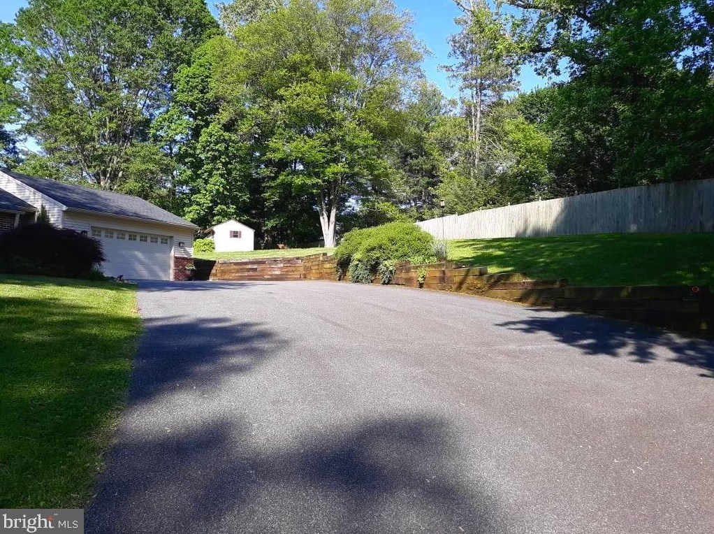 45 Woodridge Rd, Thornton, PA 19373-1088