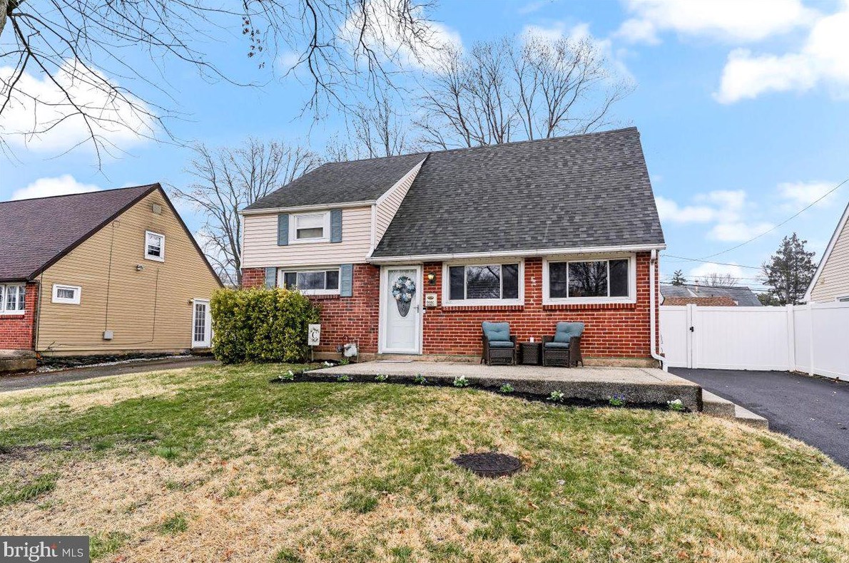 2325 Armstrong Ave, Holmes, PA 19043
