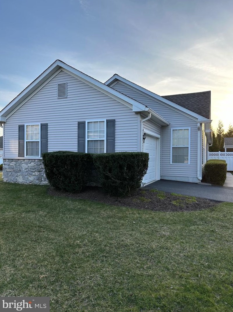 404 Hunting Card Ln, Glen Mills, PA 19342-2221