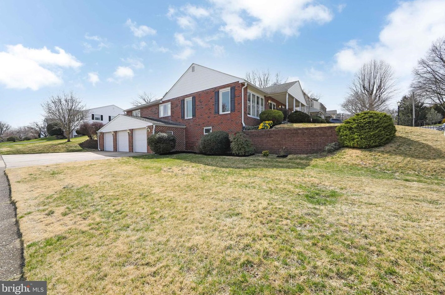 800 W Rolling Rd, Coal Township, PA 19064