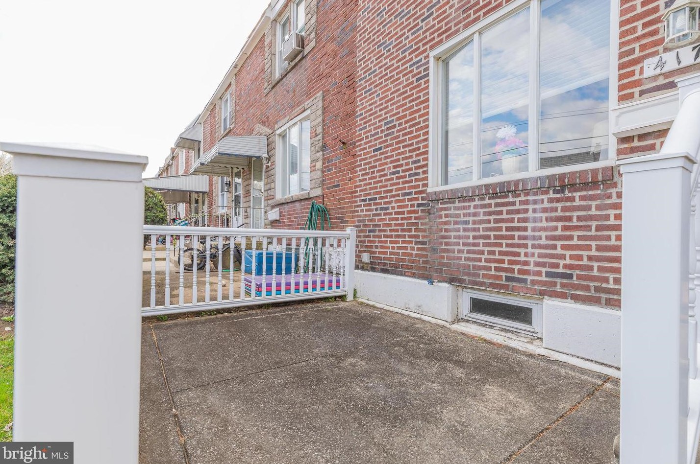 417 Park Dr, Manor, PA 19036