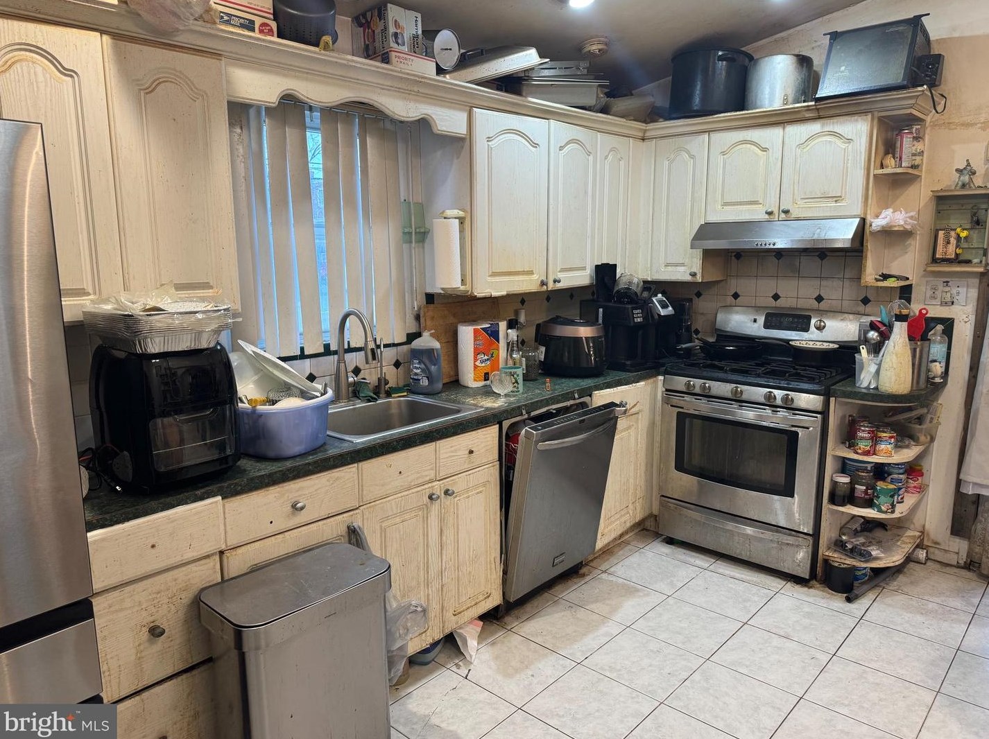 1131 Taylor Dr, Folcroft, PA 19032