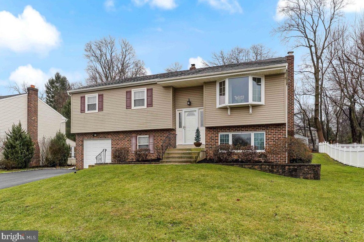 17 Scott Ln, Chester, PA 19014-1526