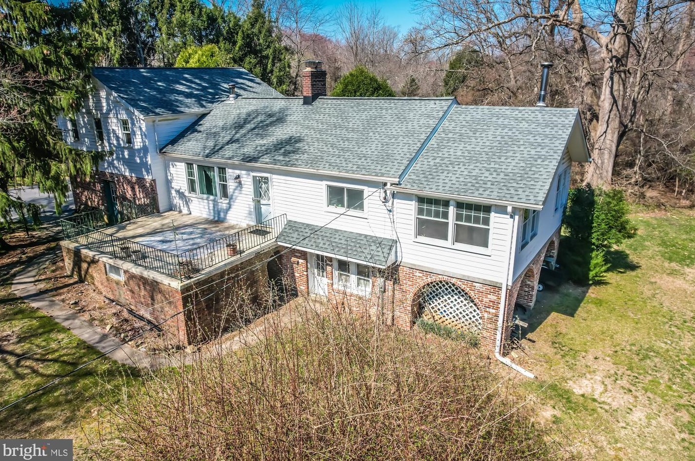 855 Shavertown Rd, Boothwyn, PA 19060-1133