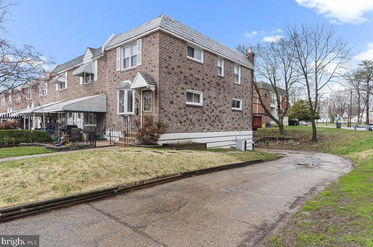 493 Westmont Dr, Darby, PA 19023